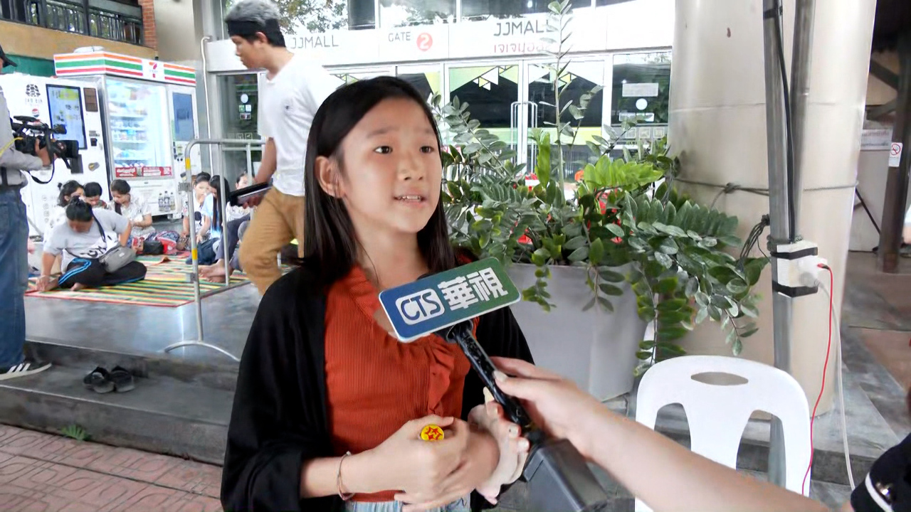 Una pequeña voluntaria que habla cuatro idiomas asiste en la zona afectada por el sismo