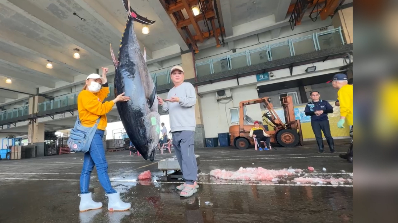 Pescadores de Su'ao celebran la captura de atún rojo 216 kg