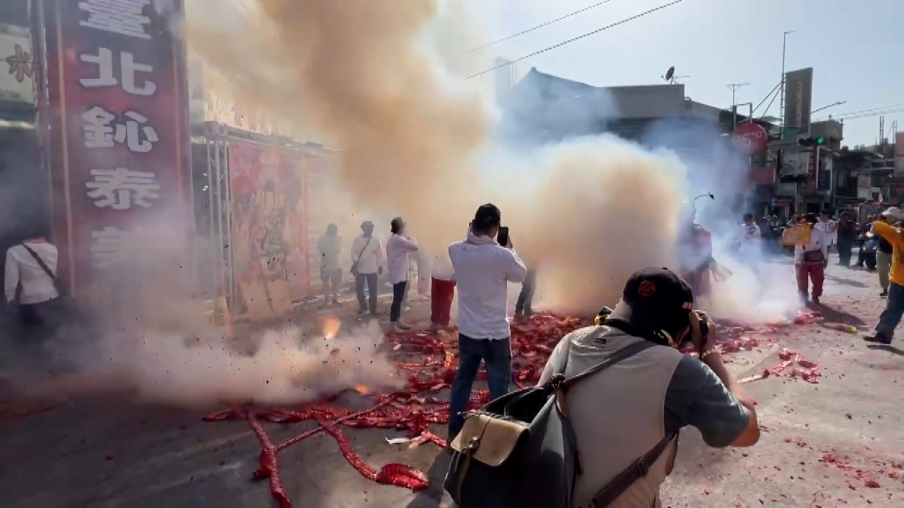 Petardos, langostas voladoras y regalos de lujo para el festival de Mazu en Beigang