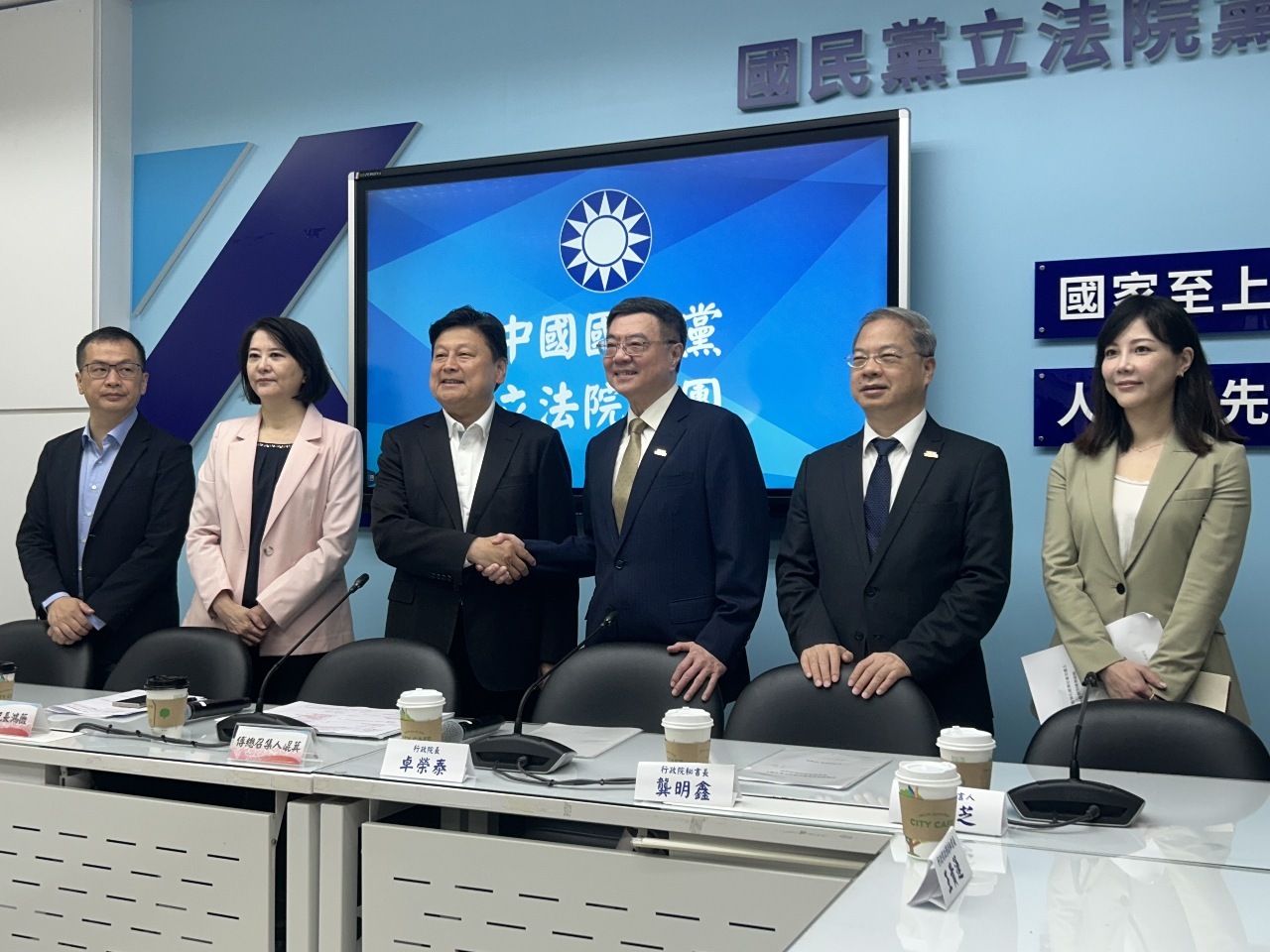 El KMT propone una revisión de las políticas energéticas y se ofrece a colaborar con el Ejecutivo en tareas presupuestarias