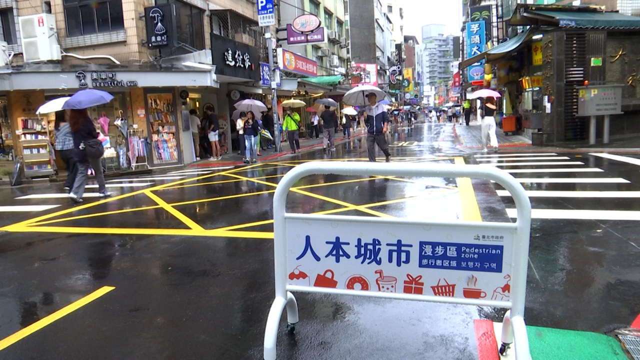 Taipei prueba zona peatonal flexible en la calle Yongkang durante los fines de semana