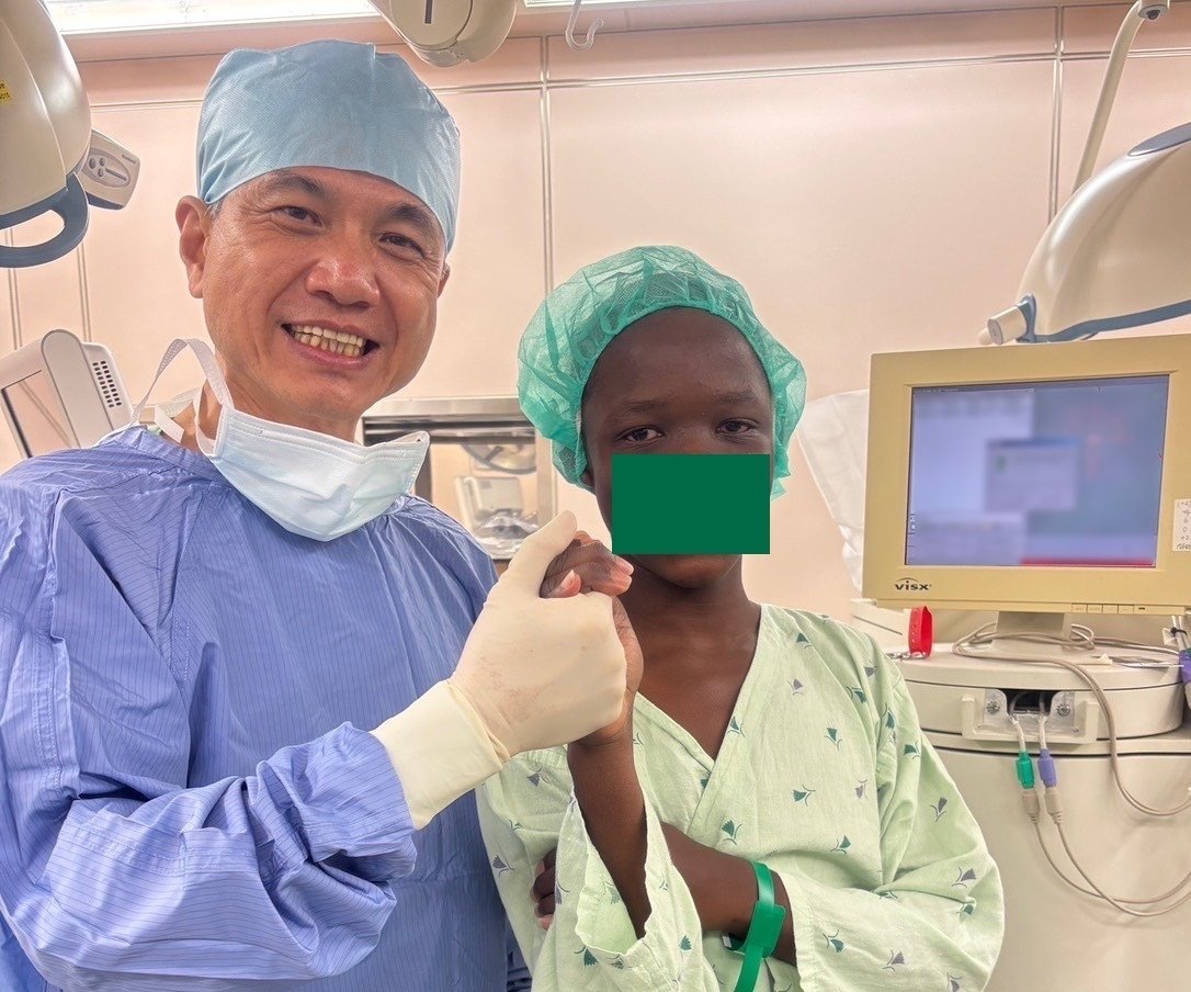 Joven africano recibe operación óptica avanzada en Taiwán simbolizando el éxito de la diplomacia médica taiwanesa